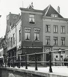 831426 Gezicht op de voorgevel van de Slijterij Wed. & Gebr. Staffhorst (Oudegracht 47) te Utrecht.